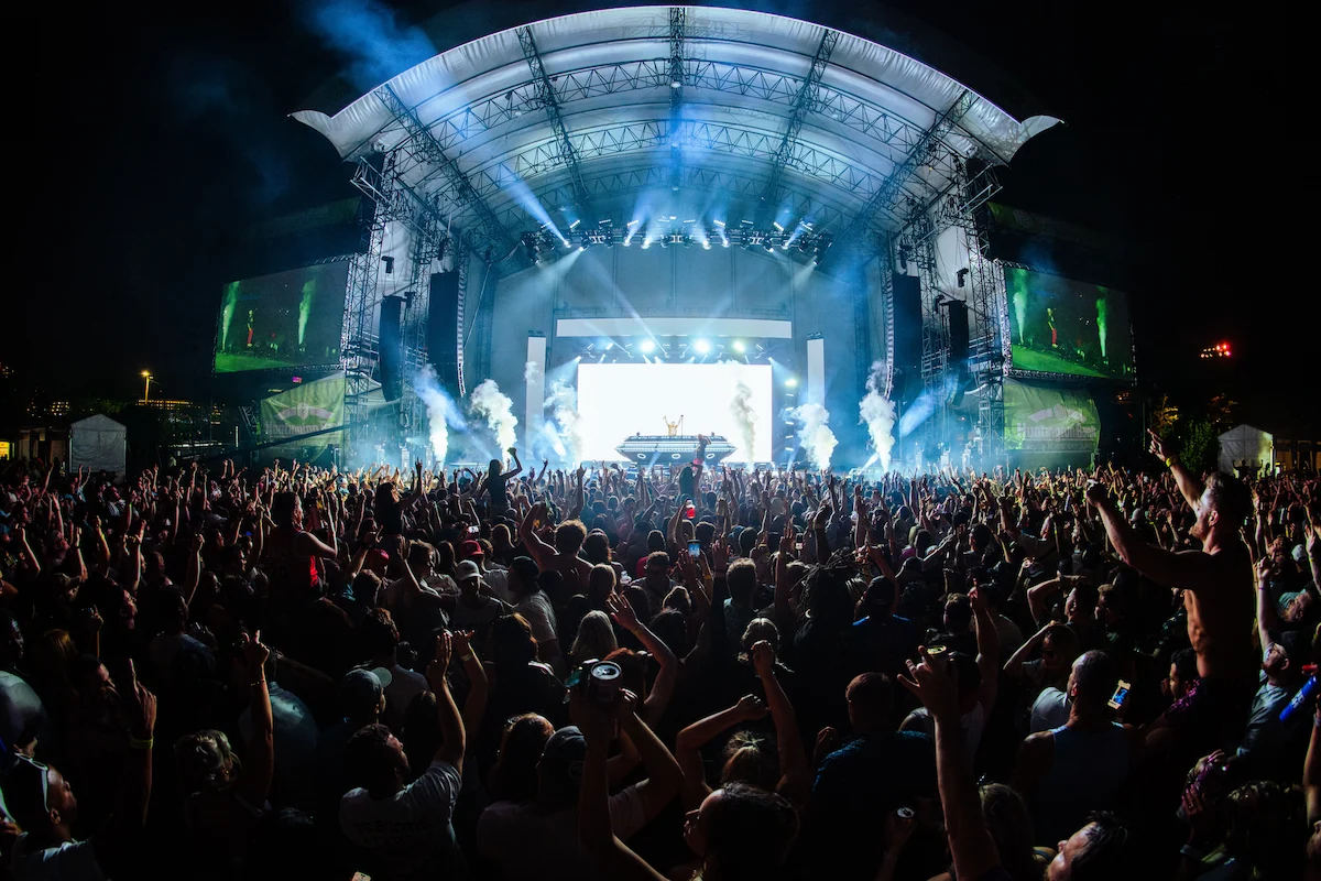 Two Friends stage and crowd wide shot