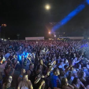 two friends BBL crowd