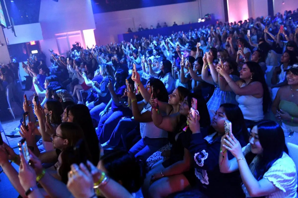 amazon obsessed crowd amazon obsessed crowd